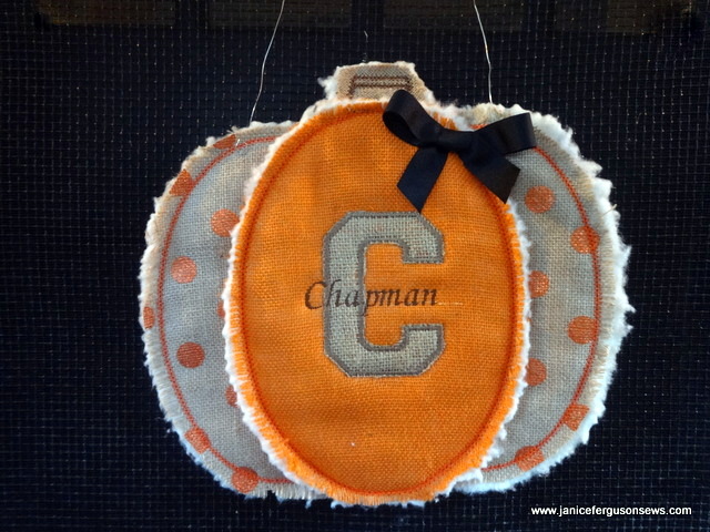 pumpkin-doorhanger-bow-close-xx